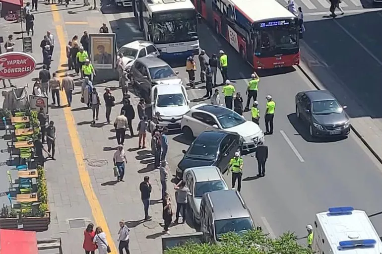 Ankara'da dehşet! EGO otobüsü park halindeki 7 araca çarptı