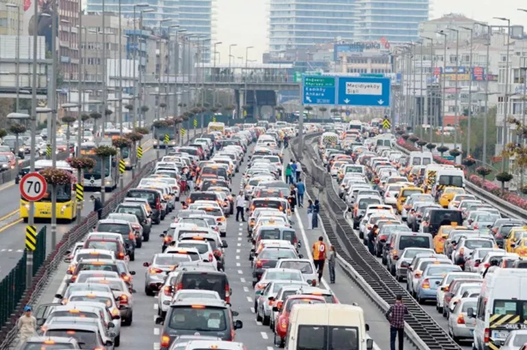 Araç sayısında büyük artış! Nisanda bakın kaç araç trafiğe kaydedildi