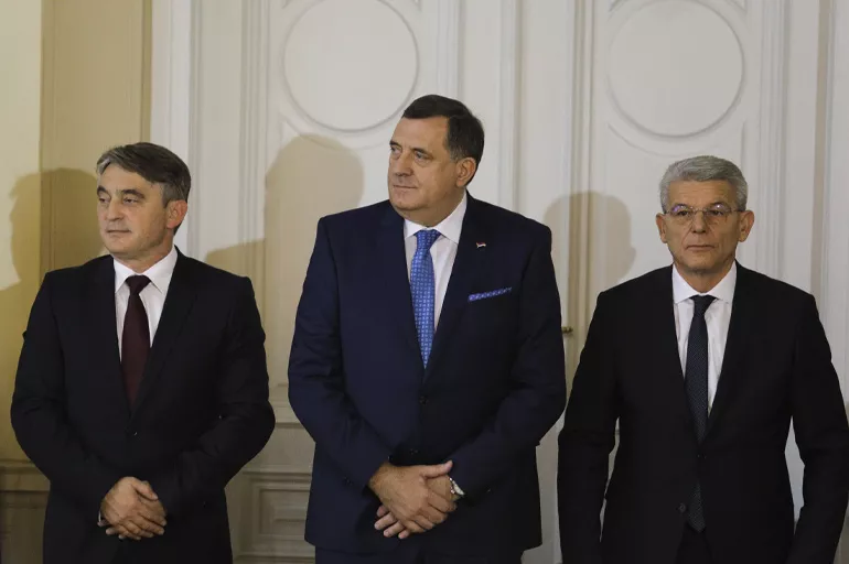 Bosna Hersek'te konsey karıştı! Sırp lider Dodik Boşnak lider Dzaferovic'in istifasını istedi