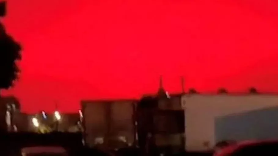 Çin'de şoke eden görüntüler: Gökyüzü kızıla boyandı! Bakın sebebi neymiş?
