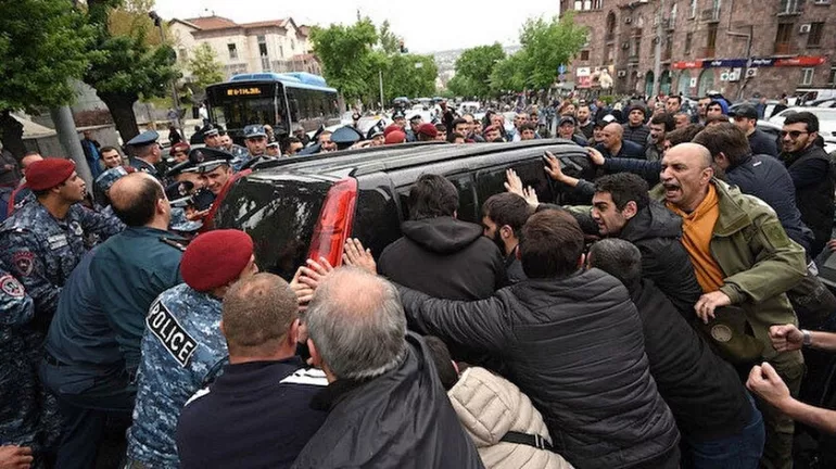 Ermenistan'da Paşinyan isyanı! Halk sokağa döküldü hedef parlamento binası