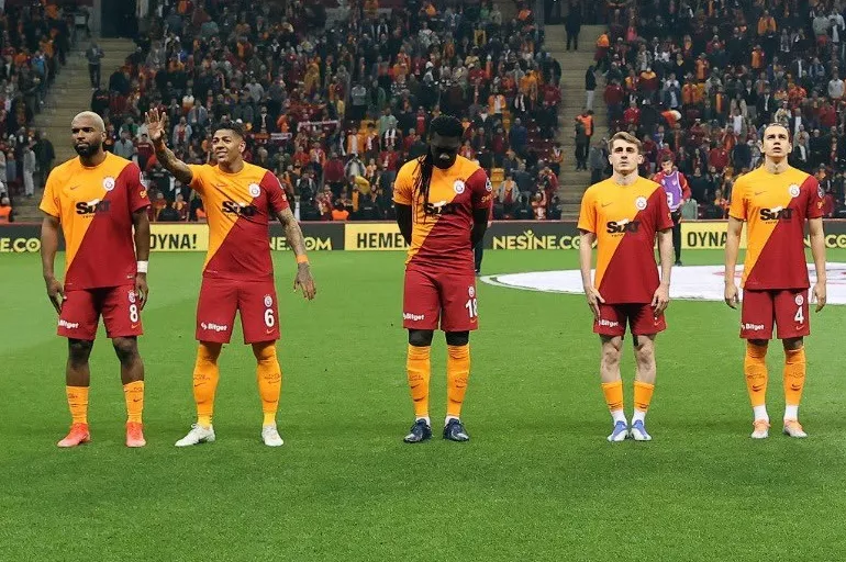 Galatasaray'da sürpriz! Yıldız oyuncu indirim yaptı, yeni sözleşmeyi kaptı