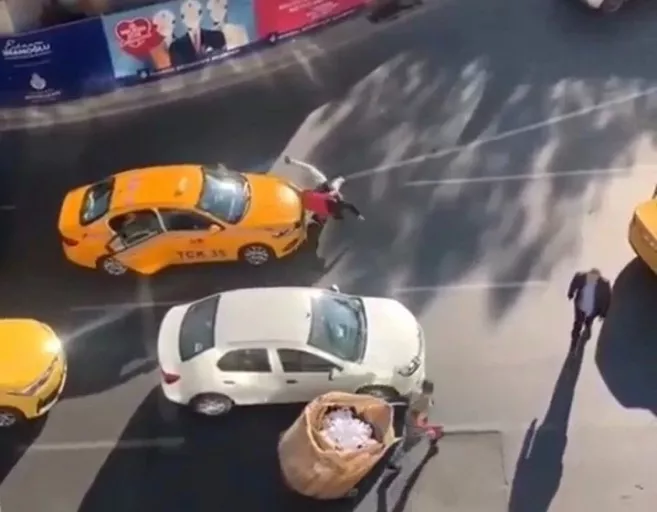 İstanbul'da taksicilerin sokak ortasında müşteri kavgası