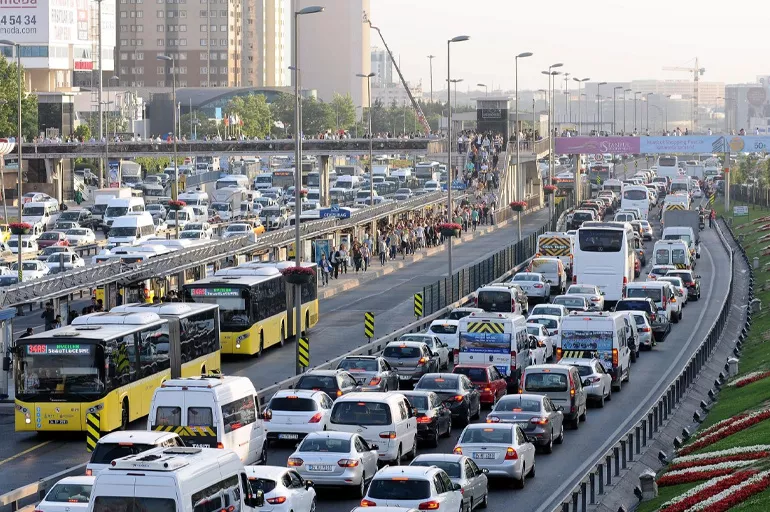 İstanbul'da trafik yoğunluğu arttı! Yüzde 45'e çıktı