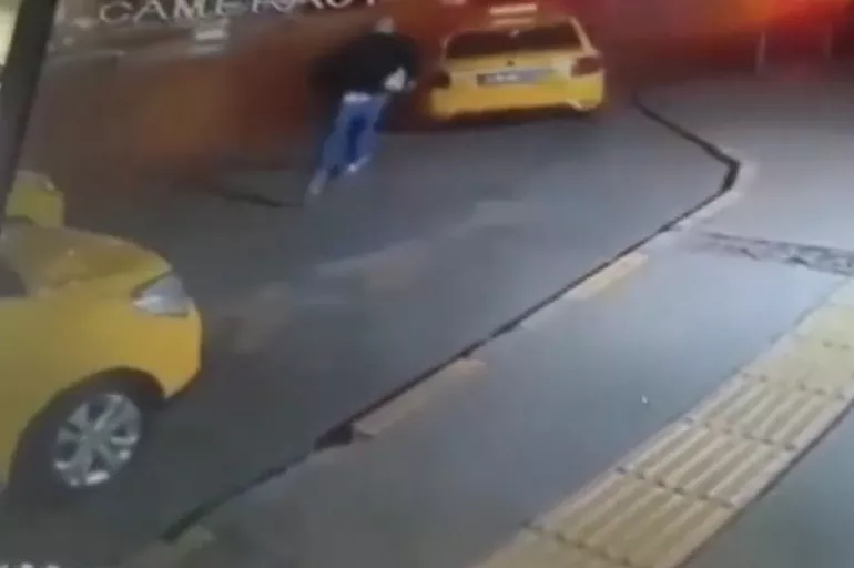İzmir'de aksiyon dolu anlar! Taksiyi kaçırıp 5 araca çarptı