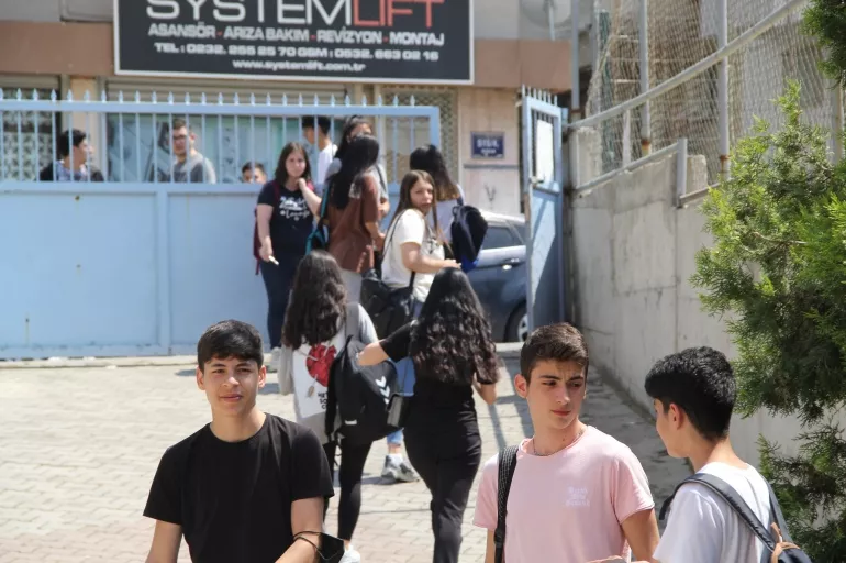 İzmir'de okula haciz geldi! Öğrenciler kapı dışarı edildi