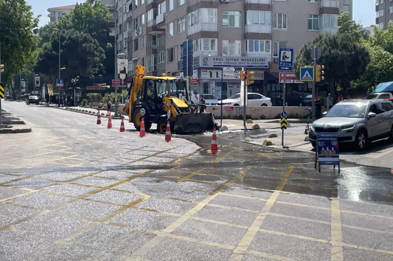 Kadıköy'de İBB sorumsuzluğu! İSKİ borusunu kırdılar yol göle döndü