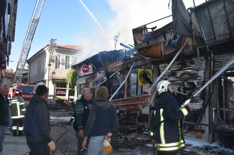 Kasapta başlayan yangın 15 dükkanı cayır cayır yaktı