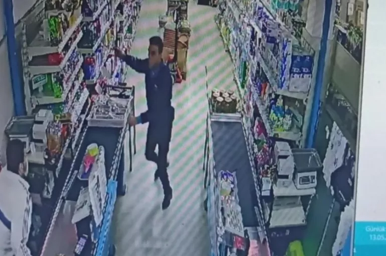Market çalışanı bıçaklı soyguncuyu satırla durdurdu