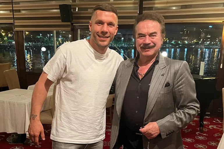Podolski'den güldüren Orhan Gencebay paylaşımı: Batsın bu dünya!