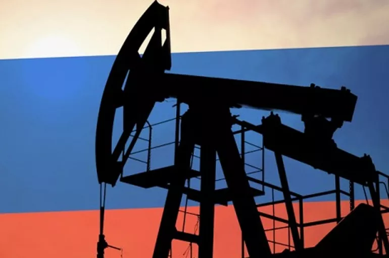 Rus ekonomisi zorda! Petrolü yüzde 33 indirimli sattı