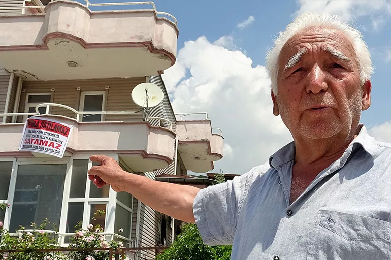 Sahibinden satılamayan villa! Astığı pankartla herkesi şok etti:, yazıyı görenler evi almaktan vazgeçiyor