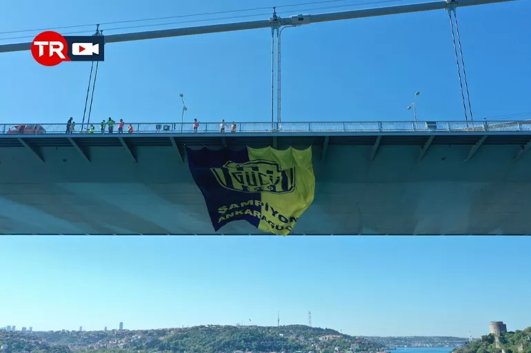 Şampiyon Ankaragücü'nün bayrağı İstanbul Boğazı'na asıldı