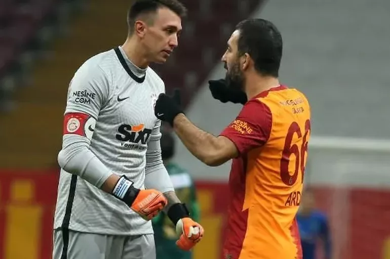 Son dakika! Galatasaraylı yıldız futbolcu emekli olduğunu açıkladı