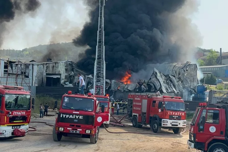 Son dakika: Kocaeli'de plastik fabrikasında yangın