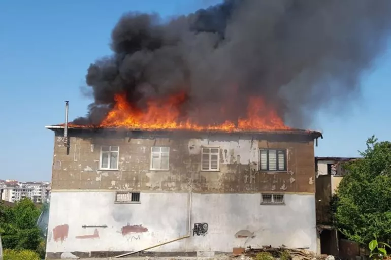 Son dakika: Ümraniye’de 2 katlı bir binanın çatısında yangın