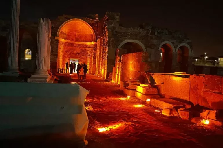 Tarihi antik kente büyük saygısızlık! Tarihi kalıntıları kapı yaptılar