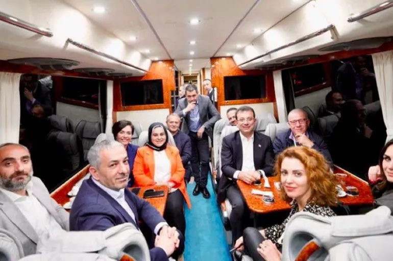 TELE 1 muhabirinden İmamoğlu'na ayrımcılık tepkisi!: Onlara VİP minibüs bize yarım otobüs