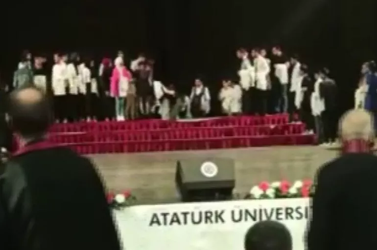 Üniversitede öğrencileri taşıyan platform çöktü!