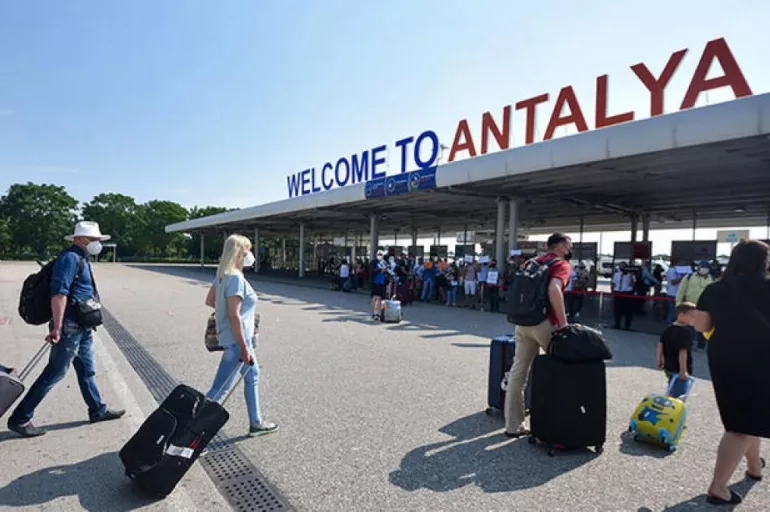 Antalya turist akınıyla rekora koşuyor! Hava yoluyla gelen  turist sayısı bakın kaç oldu?