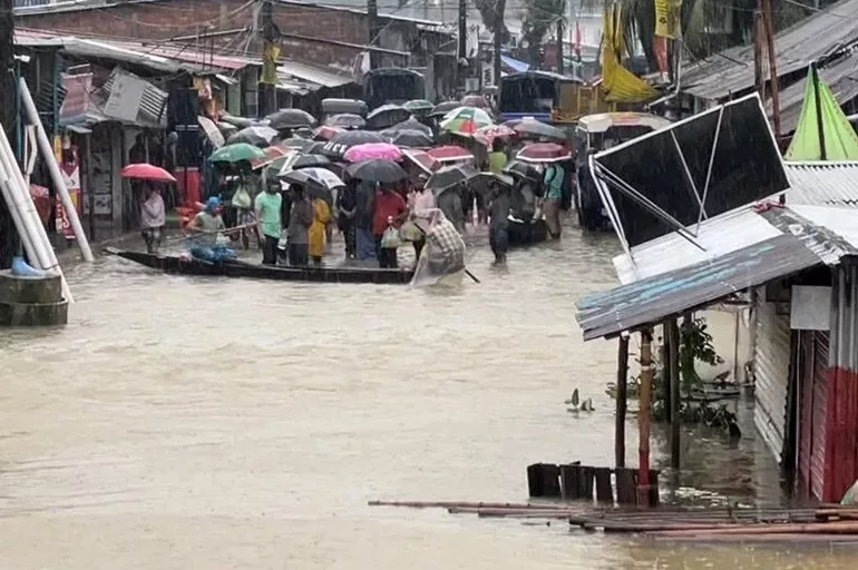 Bangladeş'te sel felaketi can almaya devam ediyor! Binlerce kişi mahsur kaldı
