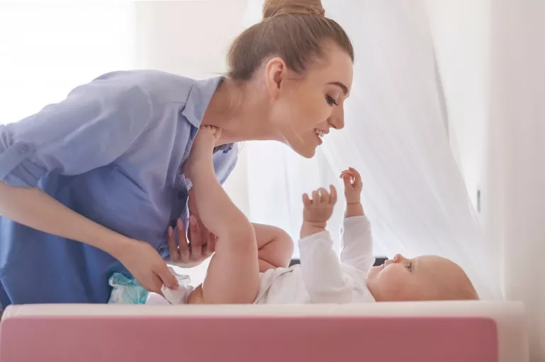Bebek bezi nasıl değiştirilir? Önce malzemeleri hazırlayın, sonra güler yüzlü bir şekilde bebeğinizin altını alın!