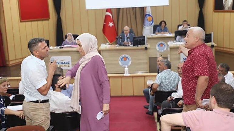 Belediye Meclisinde Öcalan propagandası! İstiklal Marşı okumak istemeyince kavga çıktı