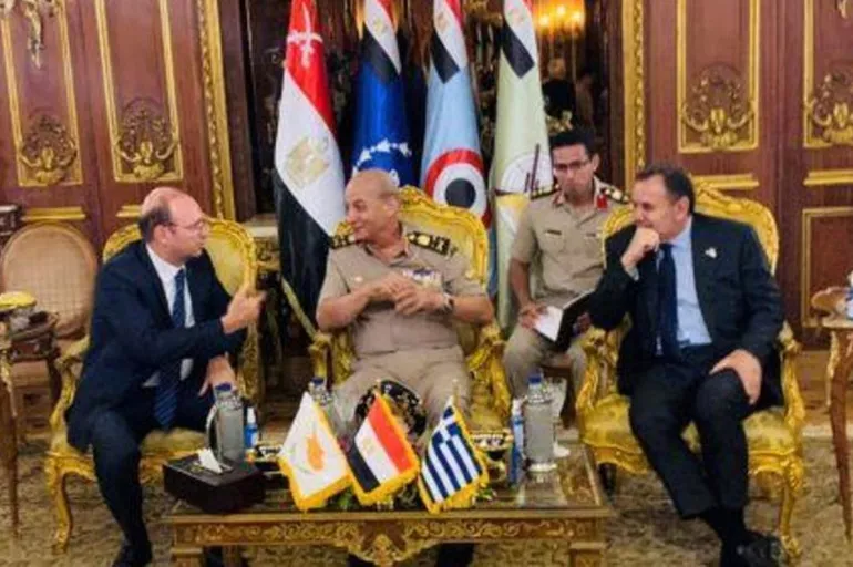 Dikkat çeken üçlü buluşma! Mısır, GKRY ve Yunanistan Savunma Bakanları bir arada