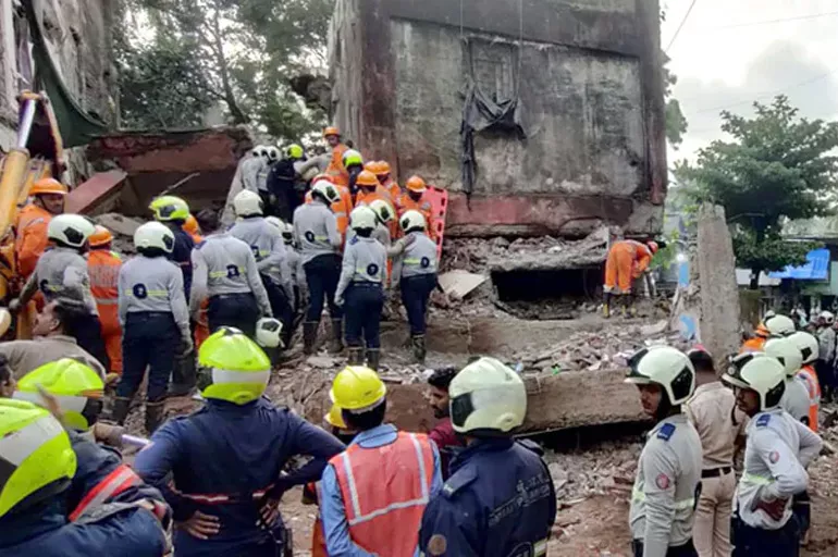 Hindistan'da yağmur bina yıktı! 14 kişi hayatını kaybetti