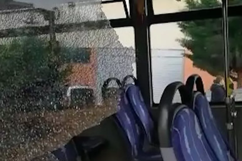 İETT otobüsünün camı paramparça oldu! Vatandaşlar yolda kaldı