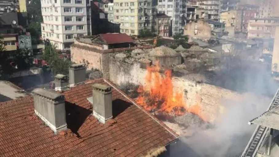 İstanbul'da emniyete ait depoda korkutan yangın! Müdahale ediliyor