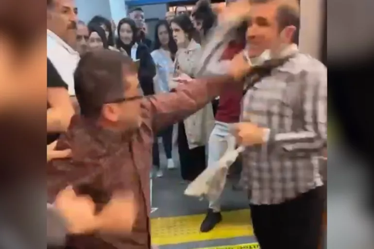 İstanbul'da metroda yumruk yumruğa kavga