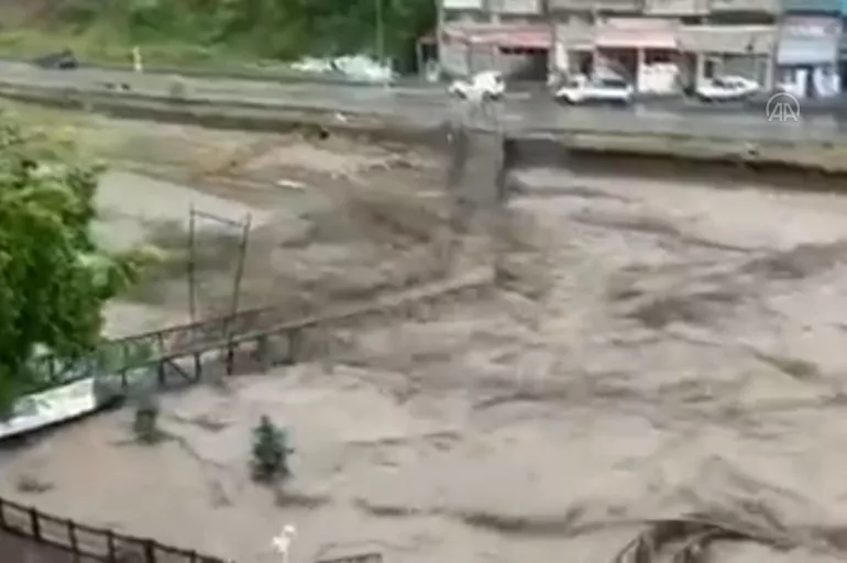 Kastamonu'da çay taştı! Köprü sulara dayanamayarak yıkıldı