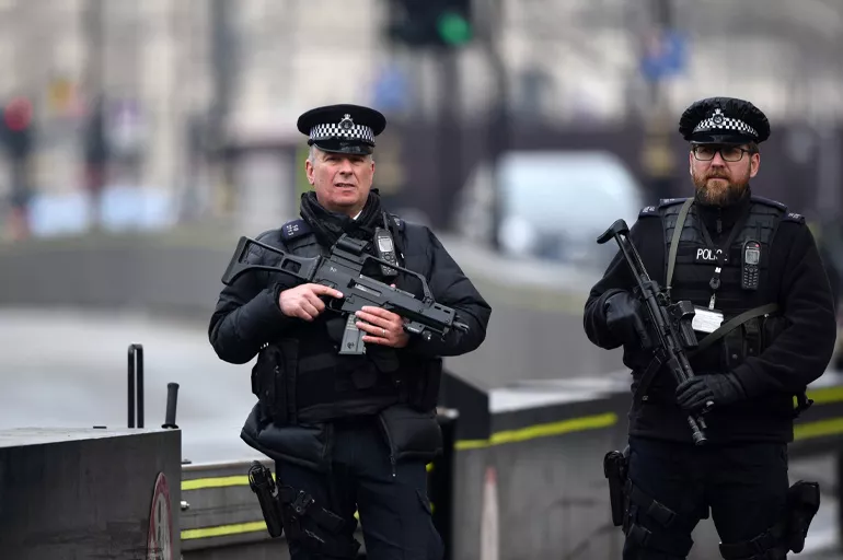 Londra'da Parlamento binası yanında bomba alarmı! Polis harekete geçti