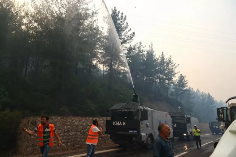 Marmaris'te orman yangını: Koridor açıldı, 274 kişi tahliye edildi