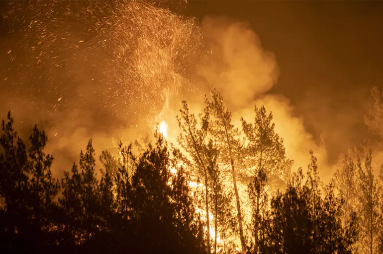 Marmaris'teki yangını nedeniyle koordinasyon merkezi tahliye ediliyor