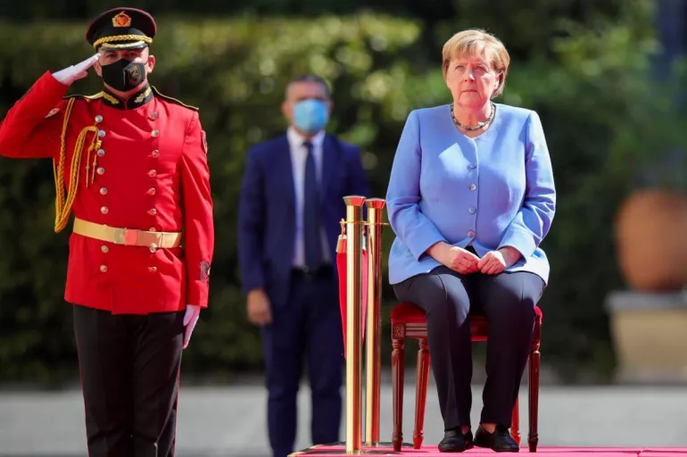 Merkel'in titreme nöbetlerinin nedeni ortaya çıktı!