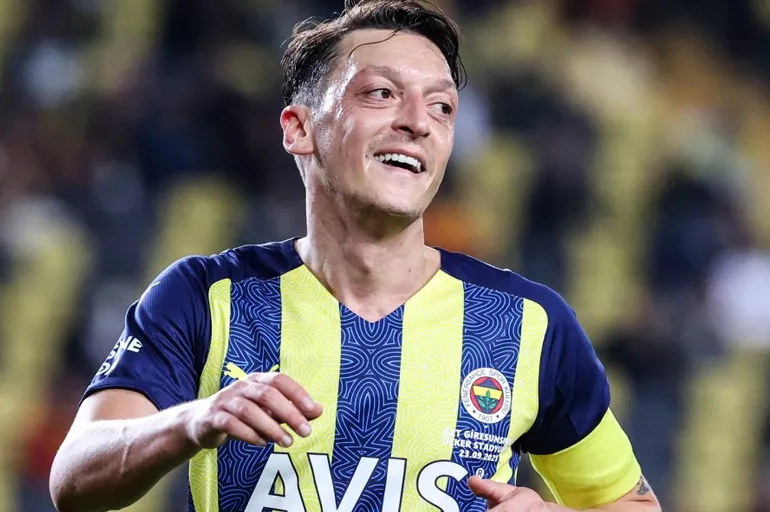 Mesut Özil'den çarpıcı Fenerbahçe açıklaması! İddialara cevap verdi!  Takımda kalacak mı ayrılacak mı?