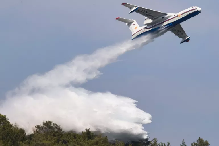 Son dakika: Azerbaycan'dan gönderilen yangın söndürme uçağı 10 mürettebatıyla çalışmalara katıldı