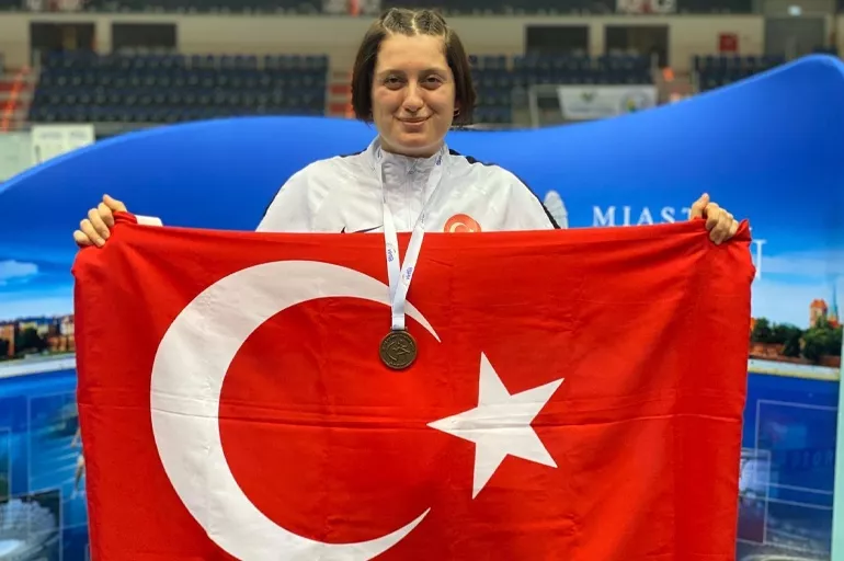 Türk sporcu Fransa'da tarih yazdı! Rakipleribi geçerek altın madalya kazandı