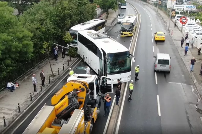 Üsküdar'da zincirleme trafik kazası! İETT otobüsüyle iki tur otobüsü çarpıştı: Çok sayıda yaralı var
