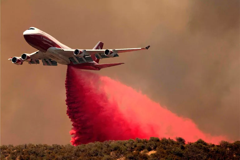 Yangın söndürme uçakları neden kırmızı boya püskürtüyor, bir zararı var mı?