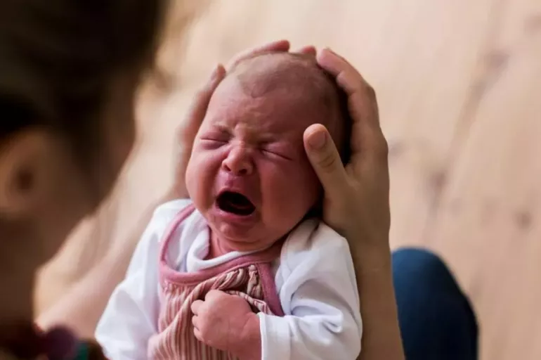 Ağlayan bebek nasıl sakinleştirilir? Kucağa almak, emzirmek veya müzik dinletmek bebeği rahatlatıp sakinleştirir!