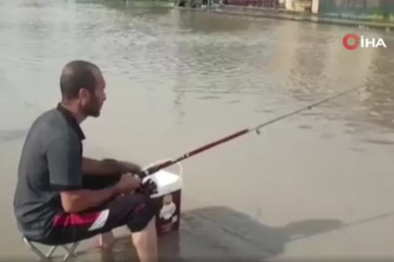 Başkentte ilginç görüntü: Oltasını aldı caddede balık tuttu
