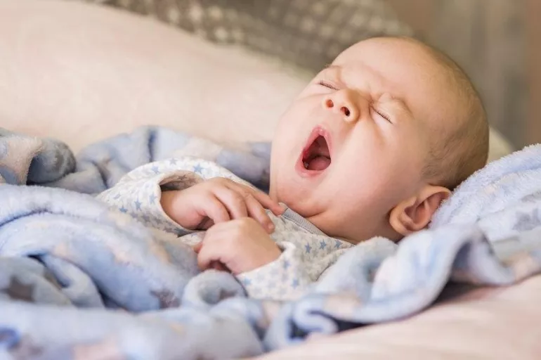 Bebeği sallayarak uyutmak doğru mu? Sallayarak uyutma yöntemi bebeğin beyninde hasara yol açabilir!