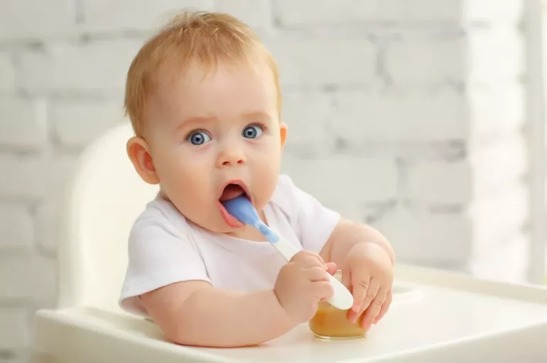 Bebek yiyeceklerini blender ile ezmeyin! Ek gıdaya geçişte anneler en çok bu hataları yapıyor!