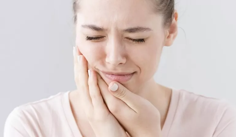 Çene ağrısı neden olur? Uykuda diş sıkmak çene ağrısının başlıca sebebi!