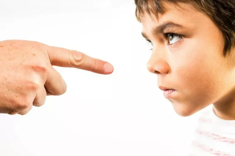 Çocuğu eleştirirken veya överken abartıya kaçmayın! Çocuğun kendisini değil, onaylamadığınız davranışını eleştirin!