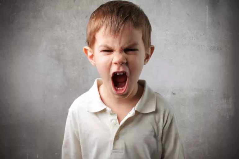 "Çocuğum öfkelendiğinde ne yapmalıyım?" Sinir atakları yaşayan çocuğa karşı sakin olun ve o an cezadan kaçının!