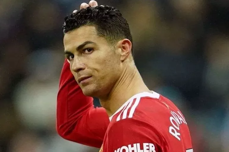 Cristiano Ronaldo'dan sürpriz imza! Avrupa basını bu transferi konuşuyor! Portekizli yıldız tarihe geçti